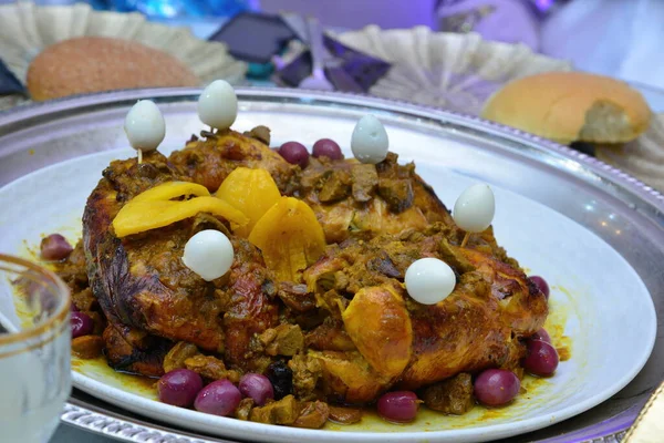 Марокканская Курица Оливками Перепелиными Яйцами Марокканское Блюдо Свадьбах Мероприятиях — стоковое фото