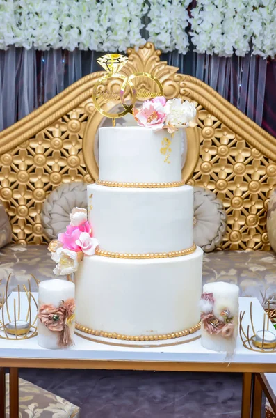 Bröllop Tårta Med Blommor Vid Ceremoni — Stockfoto