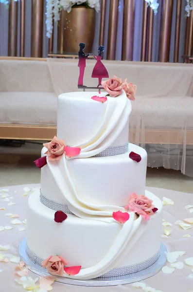 Bröllop Tårta Med Blommor Vid Ceremoni — Stockfoto