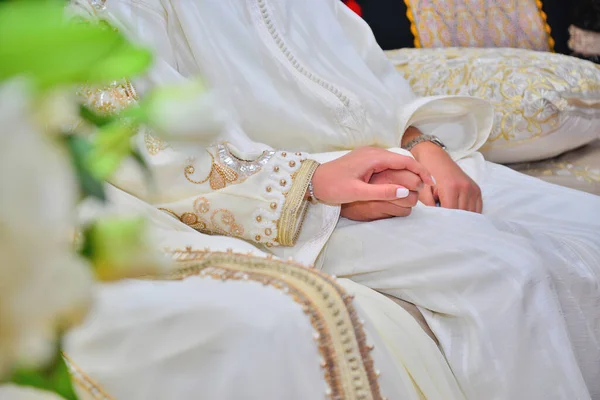 Moroccan Newlyweds Hold Each Other Hand — Stockfoto