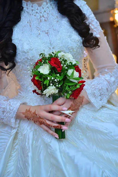 Arab Bride Holding Wedding Bouquet Henna Tattoos Her Hands Islamic — Zdjęcie stockowe