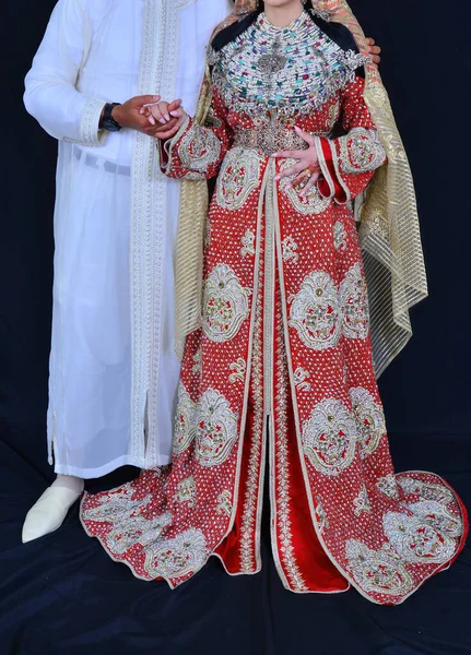 Moroccan Wedding Groom Wearing Djellaba Holds His Bride Who Wearing — Zdjęcie stockowe