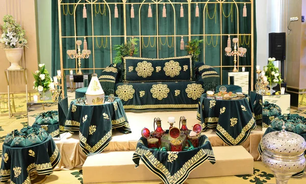 Moroccan Sofa Bride Groom Wedding Preparations — 图库照片
