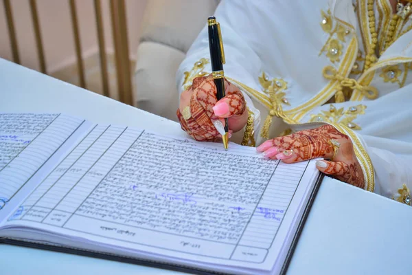 Arab Bride Signs Her Marriage Contract Henna Tattoos Her Hands — Fotografia de Stock