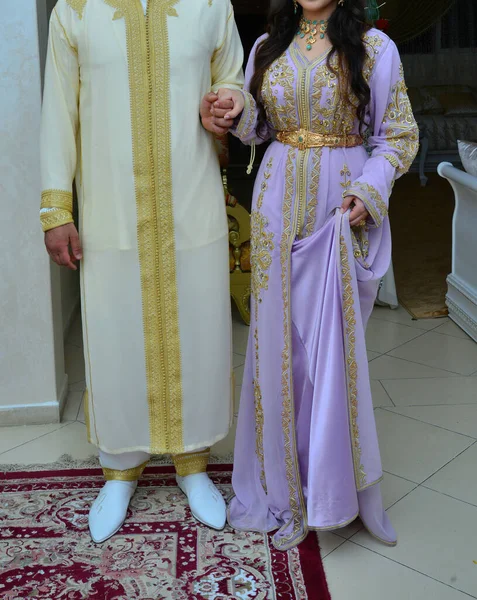 Moroccan Wedding Groom Wearing Djellaba Holds His Bride Who Wearing — Foto de Stock