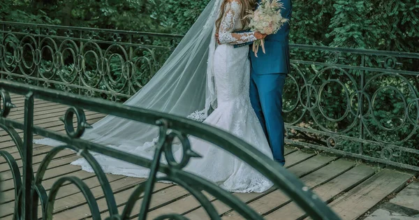 Γαμπρός Και Νύφη Κρατούν Ένας Τον Άλλον Χέρι — Φωτογραφία Αρχείου