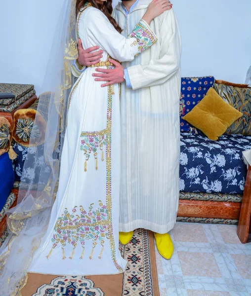 Moroccan Wedding Groom Wearing Djellaba Holds His Bride Who Wearing — Stockfoto