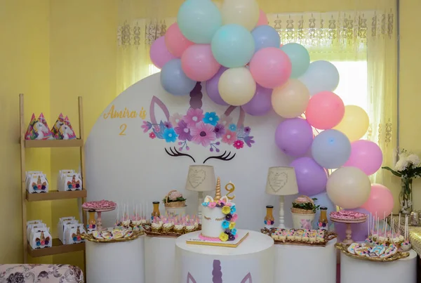 Mesa Festa Aniversário Menina Com Bolo Unicórnio Cupcakes Biscoitos Açucarados — Fotografia de Stock
