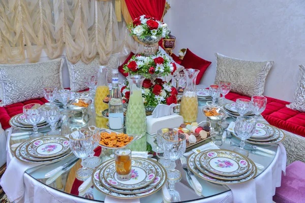 Moroccan Salon Wedding Table Plates Cups Chairs — Zdjęcie stockowe