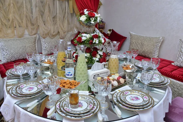 Moroccan Salon Wedding Table Plates Cups Chairs — Zdjęcie stockowe