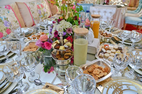 Moroccan Salon Wedding Table Plates Cups Chairs — 图库照片