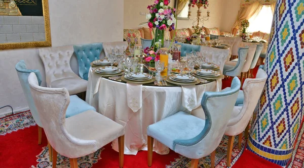 Moroccan Salon Wedding Table Plates Cups Chairs — 图库照片