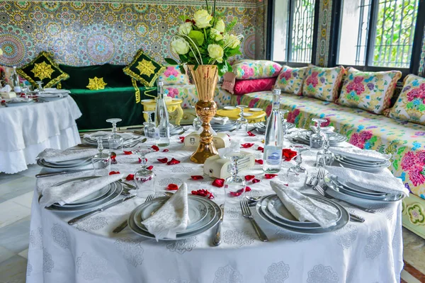 Moroccan Salon Wedding Table Plates Cups Chairs — Stockfoto