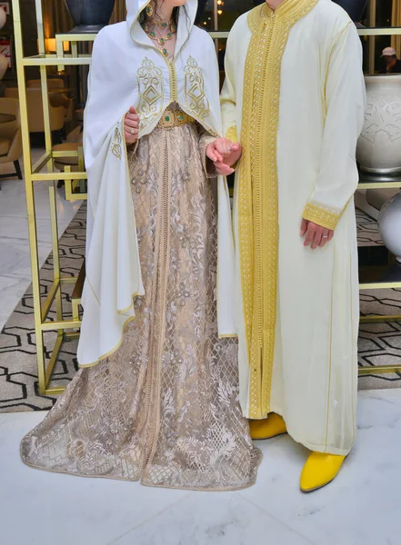 Moroccan Wedding Groom Wearing Djellaba Holds His Bride Who Wearing — Foto de Stock