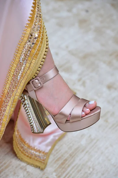 Lower Half Moroccan Bride Moroccan Caftan Luxury Shoes — Stock fotografie
