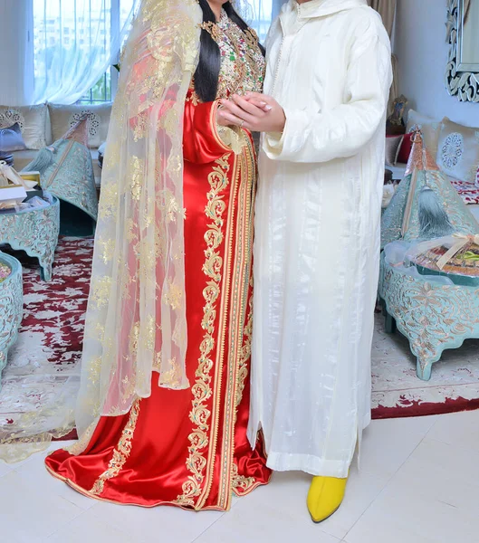 Марокканская Свадьба Жених Джеллабе Держит Свою Невесту Которая Носит Традиционный — стоковое фото