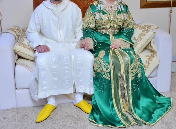 Moroccan Wedding Groom Wearing Djellaba Holds His Bride Who Wearing — Fotografia de Stock