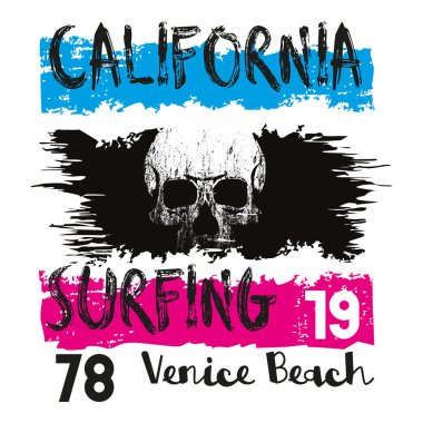 Yatay renkli çizgili tişört tasarımı ve ortada beyaz izole edilmiş bir kafatası..