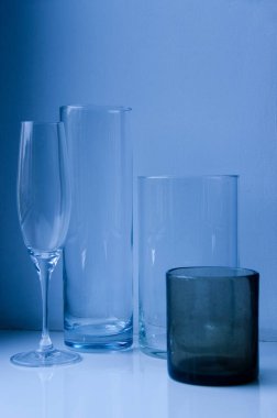 Hayat dolu cam şişe silueti.