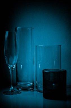 Hayat dolu cam şişe silueti.