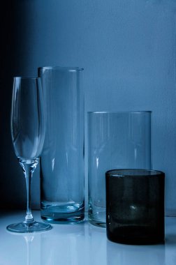 Hayat dolu cam şişe silueti.