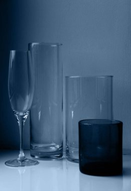 Hayat dolu cam şişe silueti.