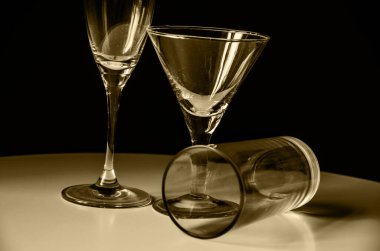 Hayat dolu cam şişe silueti.