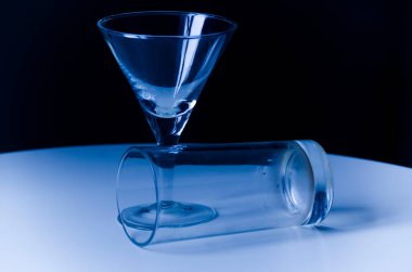 Hayat dolu cam şişe silueti.