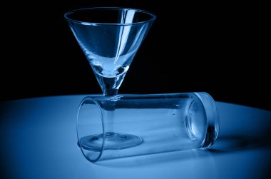 Hayat dolu cam şişe silueti.