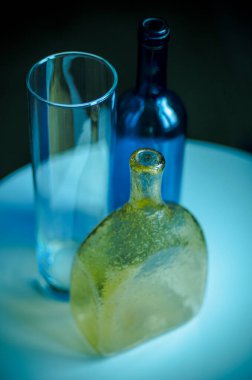 Hayat dolu cam şişe silueti.