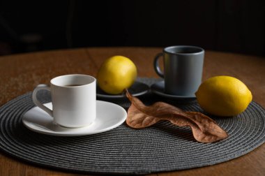 natürmort kahve limon sonbahar kupası seramikleri