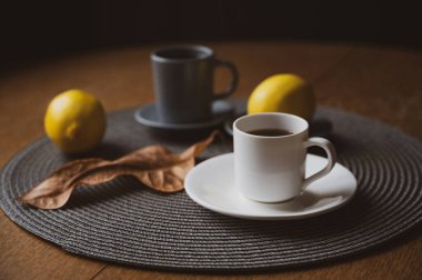 natürmort kahve limon sonbahar kupası seramikleri