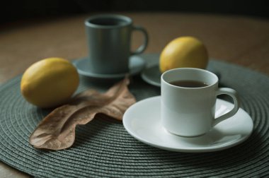 natürmort kahve limon sonbahar kupası seramikleri