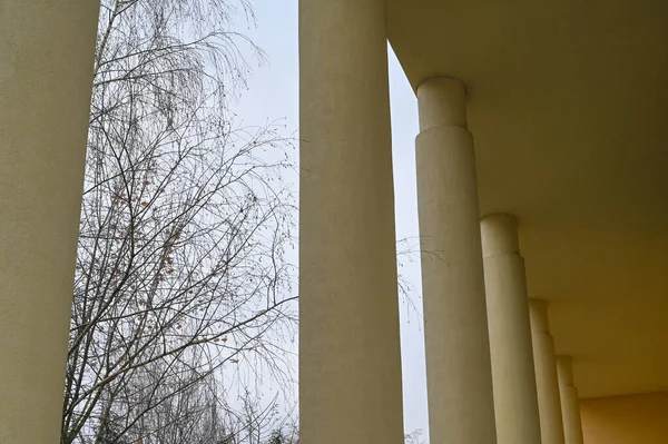 Δημόσια Σύγχρονη Αρχιτεκτονική Colonnade Μέρα — Φωτογραφία Αρχείου