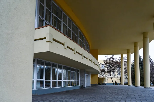 halk modern mimarisi sütunları gün ışığı