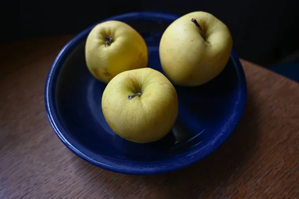 Yellow Apples Wooden Table — Stockfoto