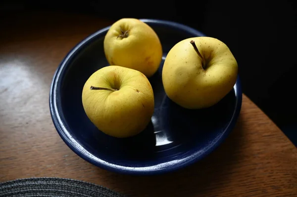 Gelbe Äpfel Auf Einem Holztisch — Stockfoto