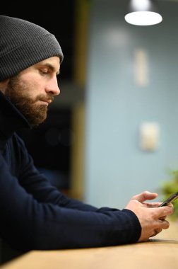 Genç sakallı adamın portresi.