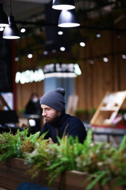 Genç sakallı adamın portresi.