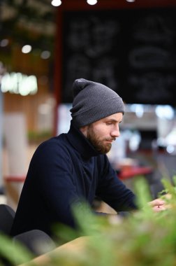 Genç sakallı adamın portresi.