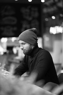 Genç sakallı adamın portresi.