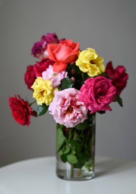 İç kısımda çiçek buketi