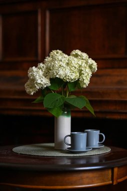 İç kısımda ortanca çiçeği buketi