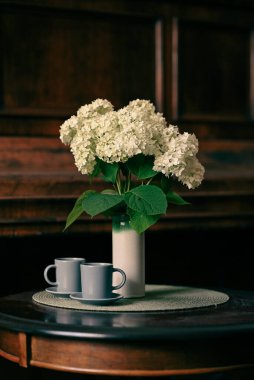 İç kısımda ortanca çiçeği buketi