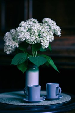 İç kısımda ortanca çiçeği buketi