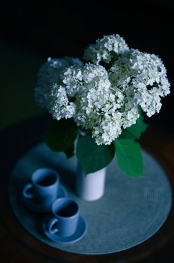 İç kısımda ortanca çiçeği buketi