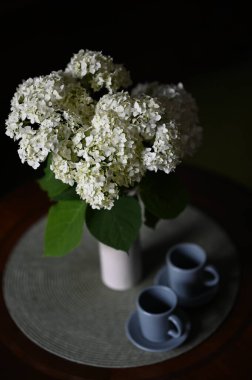 İç kısımda ortanca çiçeği buketi