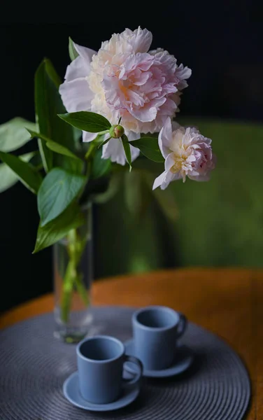 Pfingstrosen Blumenstrauß Auf Dem Tisch — Stockfoto