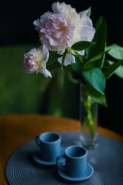 Pfingstrosen Blumenstrauß Auf Dem Tisch — Stockfoto