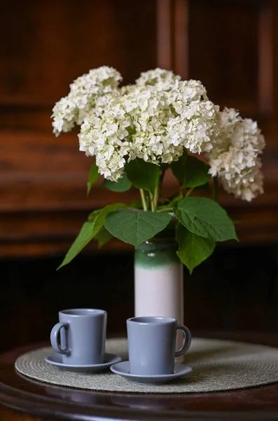 İç kısımda ortanca çiçeği buketi